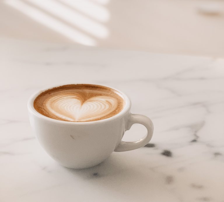 Latte Art Herz in einer Kaffeetasse