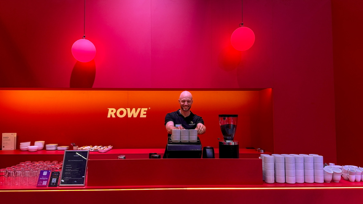 fünf Meter lange Kaffeetheke von Dautel Kaffee am ROWE Messestand