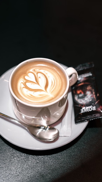 Cappuccino mit Latte Art vom Barista-Service am ROWE-Messestand in Frankfurt