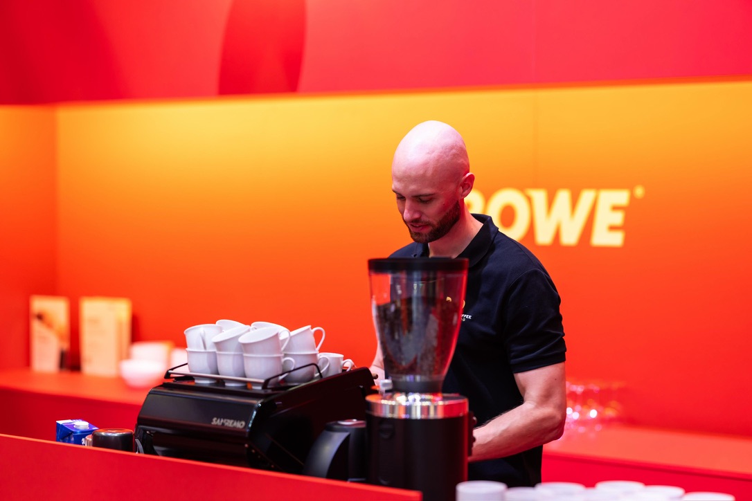 Barista Dennis Dautel an der Kaffeebar bei ROWE