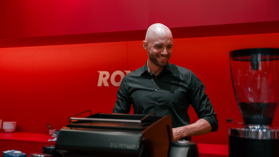 Barista Dennis Dautel von Dautel Kaffee beim Kaffee machen