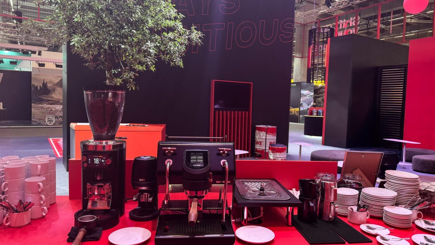 Siebträgermaschine und Barista-Equipment auf der Kaffeetheke der Automechanika Messe am Stand von ROWE