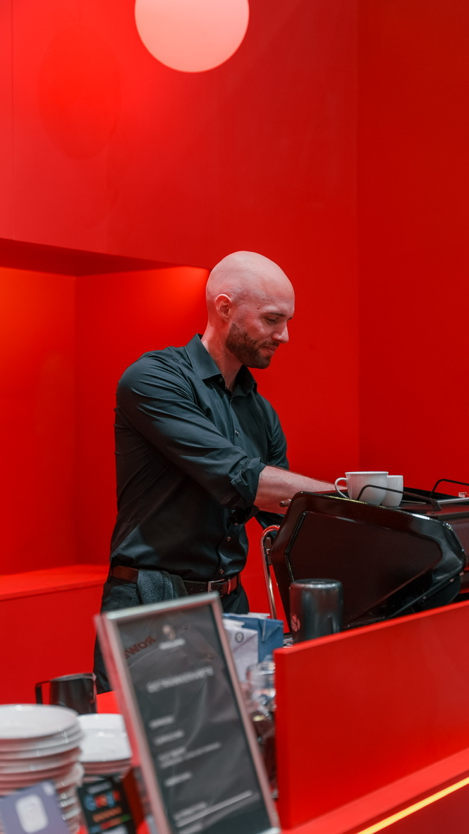 Mobiler Barista von Dautel Kaffee bereitet den ROWE-Messestand in Frankfurt vor