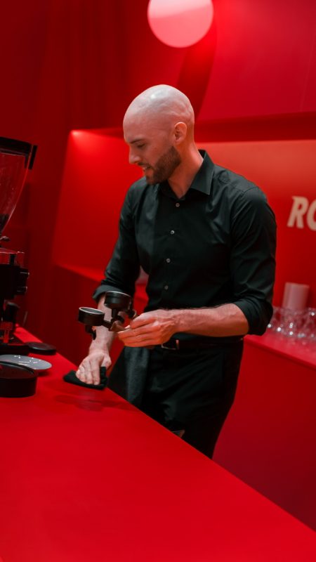 Barista Dennis Dautel von Dautel Kaffee beim Kaffee machen